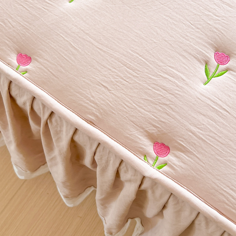 طقم تنورة سرير قطنية مبطنة سمي - مراجعة Embroidery Quilt Cover وسعره