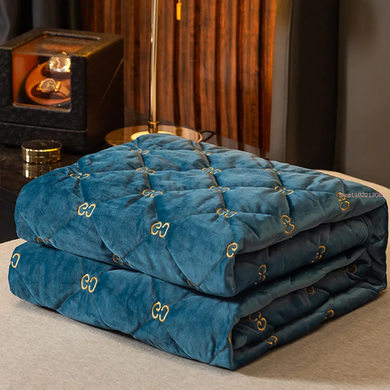 غطاء مرتبة مطرز سميك ناعم مخمل - مراجعة Embroidery Quilt Cover وسعره